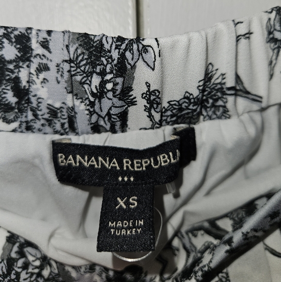 Banana Republic Black & White Pleated Floral Mini Skirt Women's Size XS - Picture 2 of 4